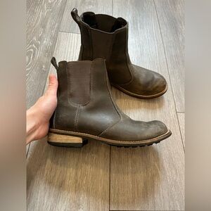 Kodiak Alma waterproof suede Chelsea boots in a dark gray /tan Size 6
